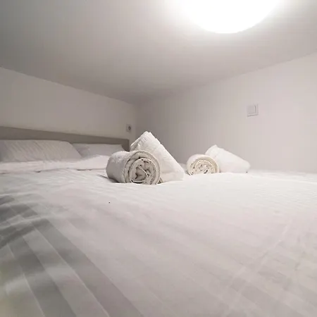 Apro - A Tiny House Experience In The Heart Of The Old Town, Moments Away From The Black Church Apartment Brasov