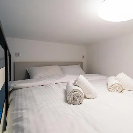 Apartment Apro - A Tiny House Experience In The Heart Of The Old Town, Moments Away From The Black Church Brasov