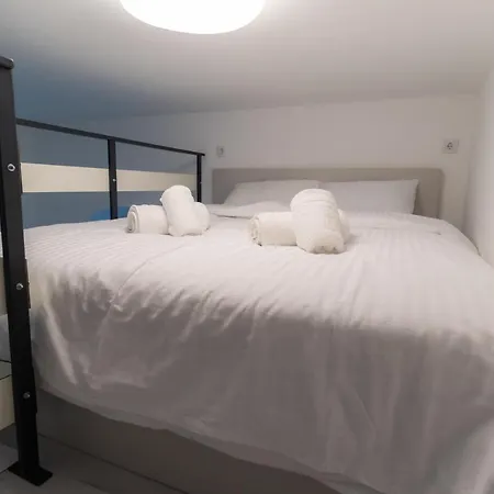 Apro - A Tiny House Experience In The Heart Of The Old Town, Moments Away From The Black Church Apartment Brasov